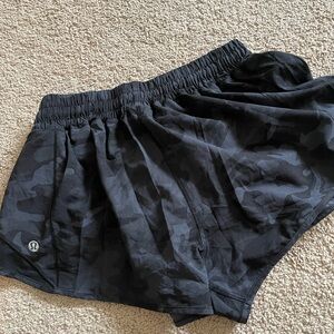 Lululemon Hotty Hot short 2.5” Size 6